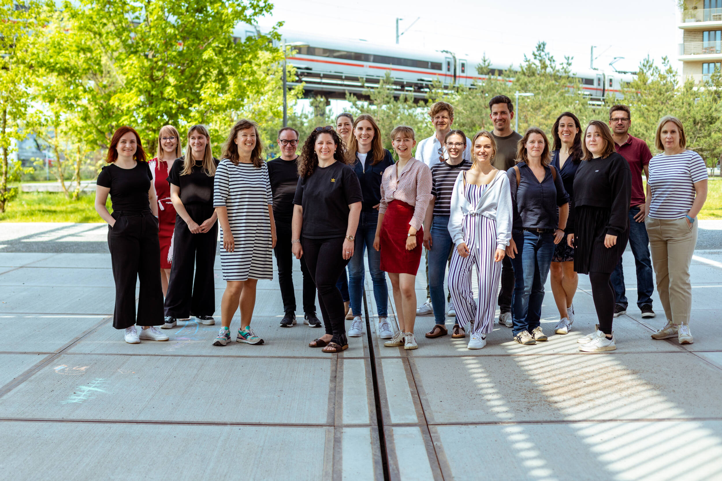 Das Mera Team Mitte Juni 2022 fotografiert in der neuen Mitte Altona, beim zwischen Bahnhof und Spielplatz