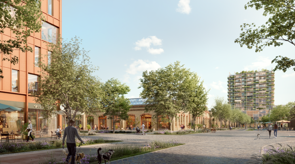 Das Bild zeigt eine visualisierte Alltagsszene eines neu gestalteten Stadtraums. Zu sehen ist ein breiter, offener Platz mit einer klaren Wegeführung und viel Raum für Fußgänger*innen. In der Mitte und entlang der Ränder stehen Bäume, die den Platz gliedern und eine grüne Atmosphäre schaffen. Niedrige Pflanzflächen mit Stauden und Gräsern begleiten die Wege. Menschen bewegen sich ruhig durch den Raum: Eine Person geht mit einem Hund spazieren, andere schlendern über den Platz oder halten sich am Rand auf. Links stehen moderne Gebäude mit Backsteinfassaden, deren Erdgeschosse offen und einladend wirken. Im Hintergrund sind weitere Gebäude zu erkennen, die den Stadtraum fassen. Die Szene vermittelt einen entspannten, nutzerfreundlichen Stadtraum, der Aufenthalt, Bewegung und Nachbarschaft ermöglicht. Die landschaftsarchitektonische Gestaltung legt den Fokus auf Grün, Übersichtlichkeit und eine hohe Aufenthaltsqualität im Alltag.
