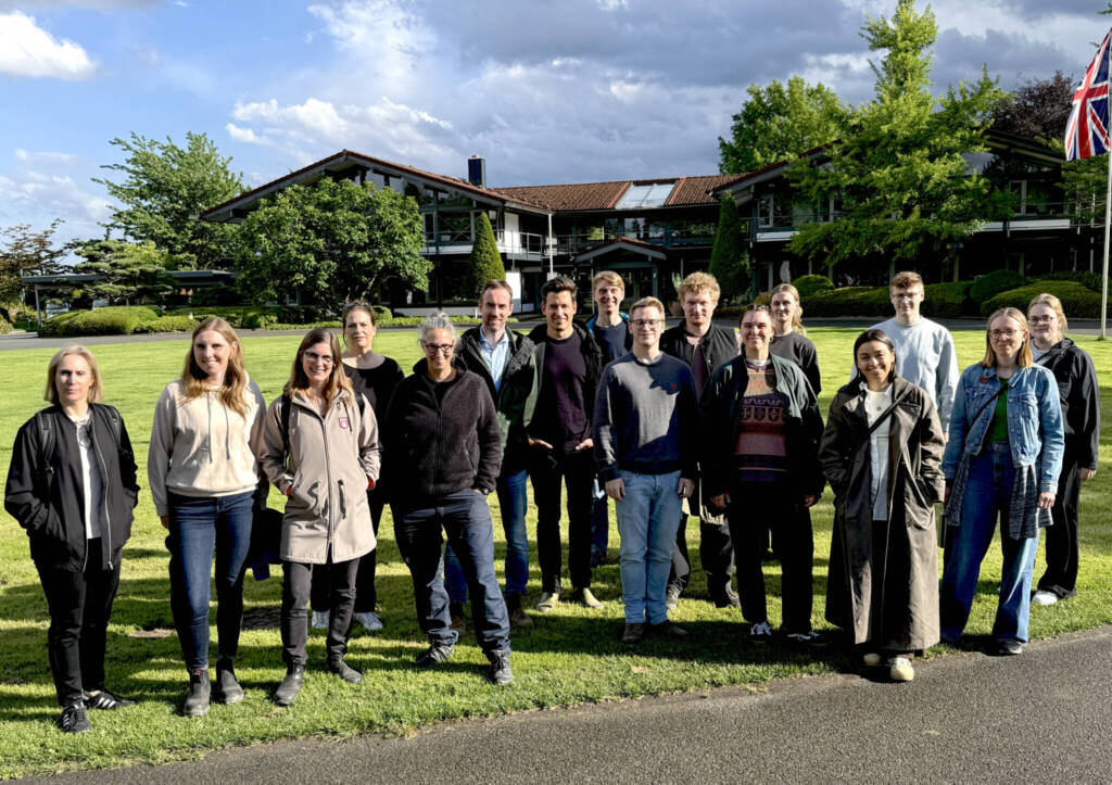 Teamfoto aller Teilnehmer des MERA-Ausflugs zur Baumschule Lorenz von Ehren nach Hamburg-Harburg